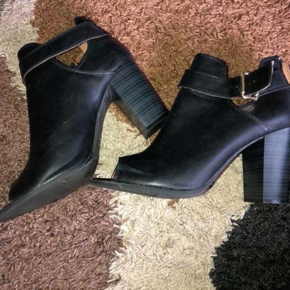 Fioni Black Chunky Heel Opened Toed Shoe